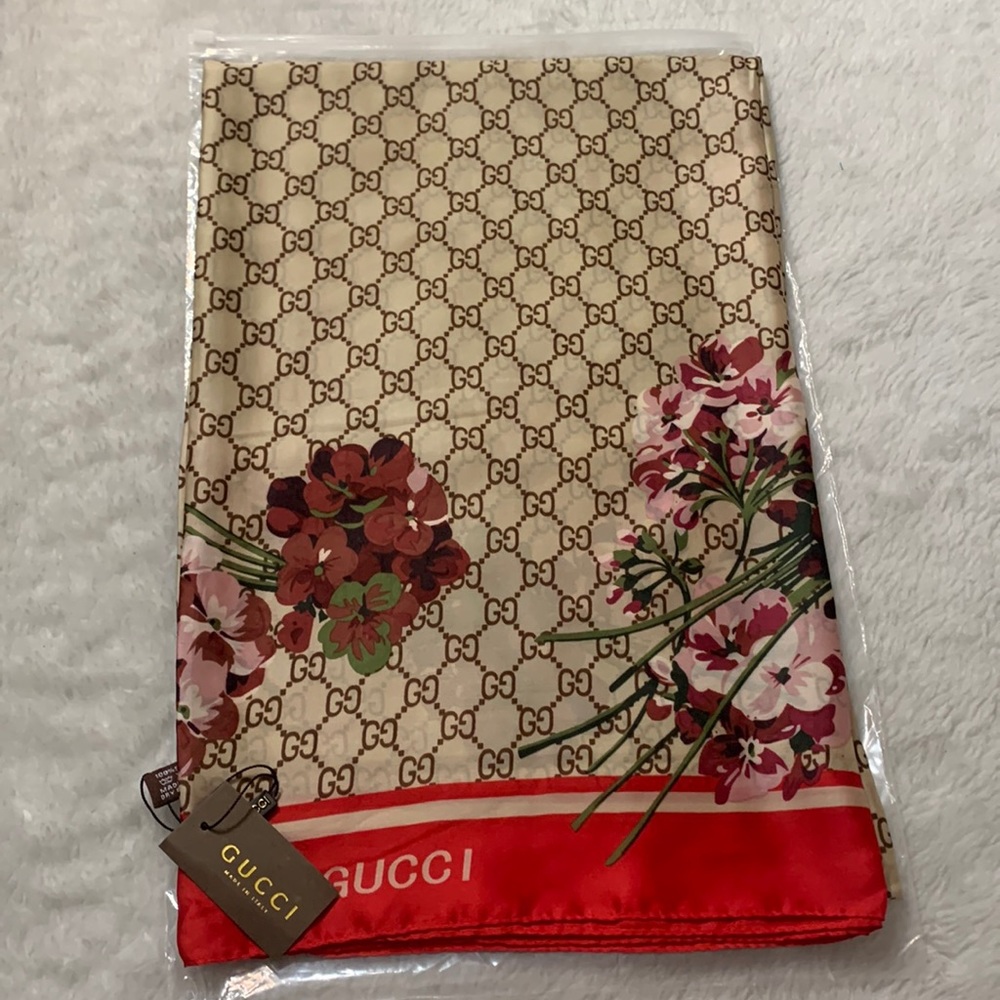 Nwt Gucci PRINT Pashmina 100% SILK